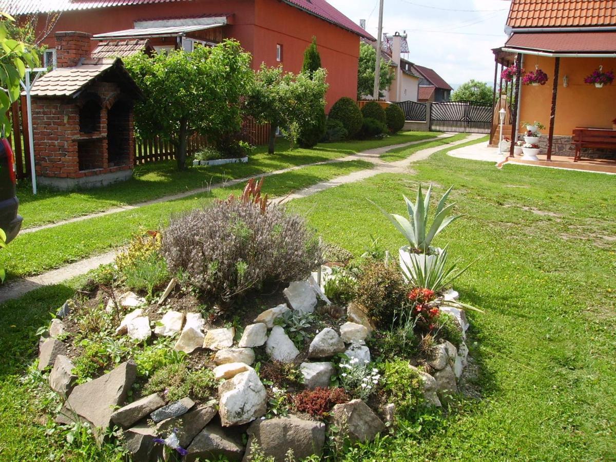 Gabriella Vendeghaz Hotel Lazarea Exterior photo